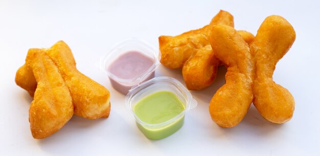 Palitos de masa fritos o palitos de pan chino sobre fondo blanco.