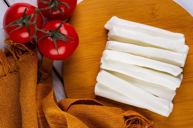 Palitos de mozzarella de búfala y tomates rojos