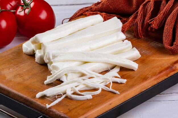 Palitos de mozzarella de búfala y tomates rojos