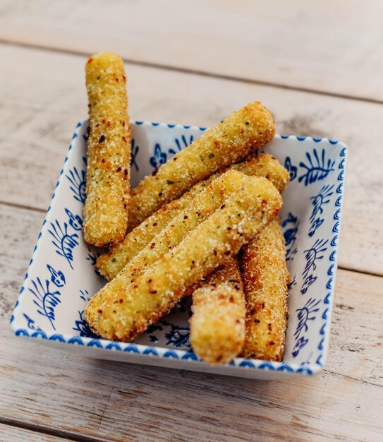 Palitos de mozzarella rebozados y fritos