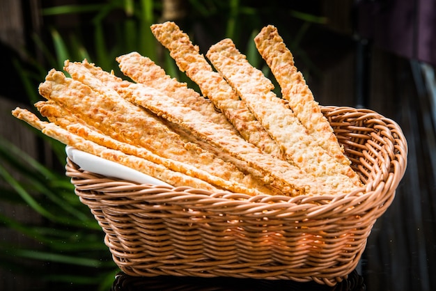 Palitos de pan crujiente en la mesa de madera vieja.