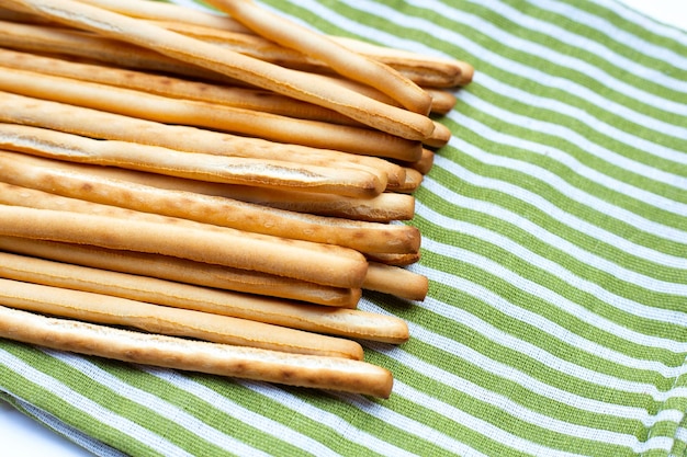 Foto palitos de pan italiano crujiente de cerca