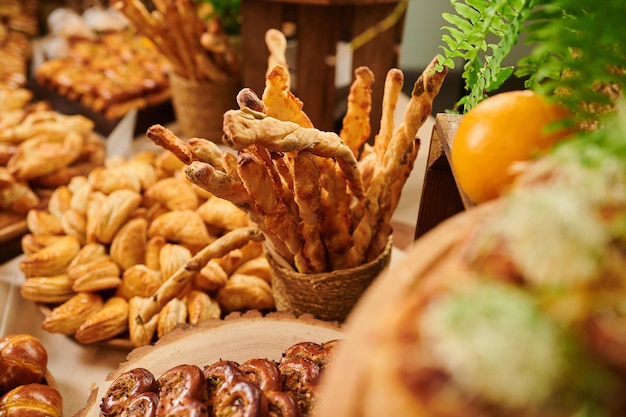 Palitos de pan en una mesa de catering