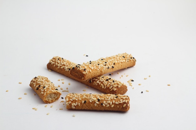 Foto palitos de pan con mezcla de semillas sobre fondo blanco