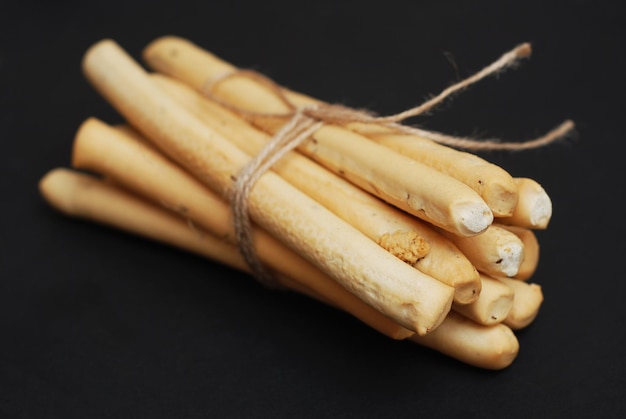 Palitos de pan recién horneados Grissini caseros con fondo negro. Aislado.