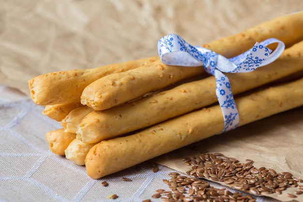 Palitos de pan con semillas de sésamo