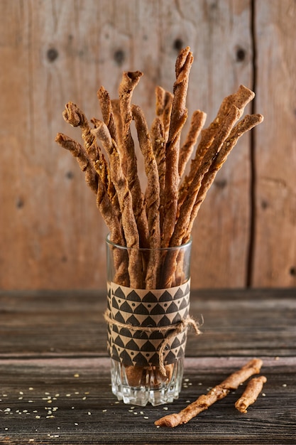 Palitos de pan en un vaso decorado