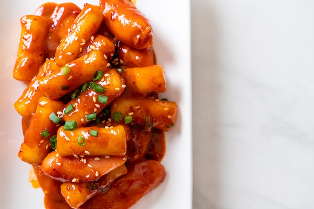 Palitos de pastel de arroz coreano en salsa picante (Tteokbokki)