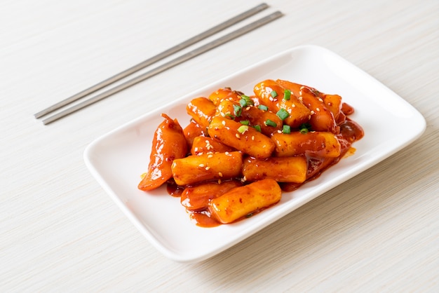 Palitos de pastel de arroz coreano en salsa picante (Tteokbokki)