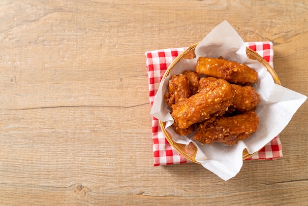 Palitos de patatas fritas en rodajas con sésamo - estilo de comida tailandesa