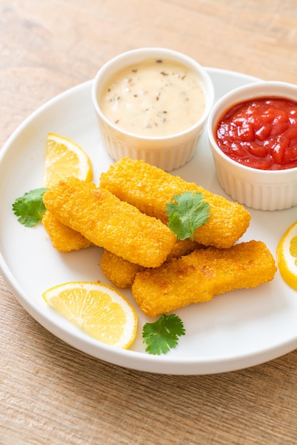 palitos de pescado frito o papas fritas pescado