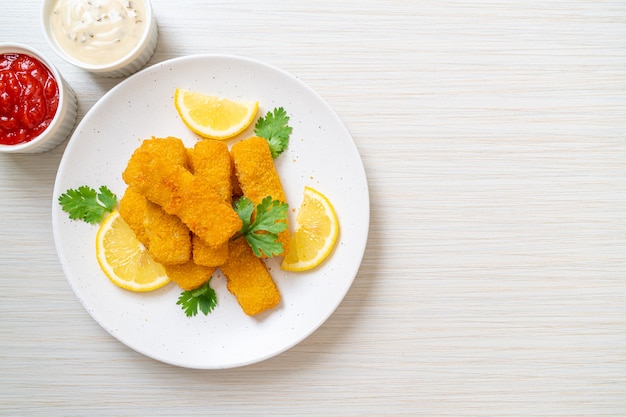 Palitos de pescado frito con salsas