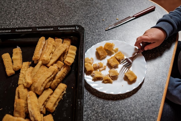 Palitos de pescado fritos y crujientes para la dieta de los niños