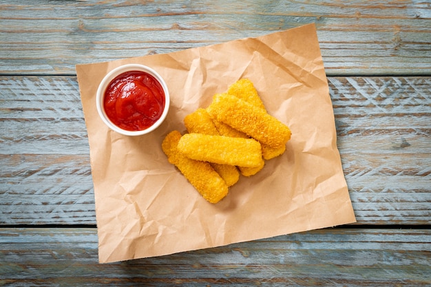 Palitos de pescado fritos crujientes con salsa de tomate