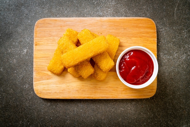 Palitos de pescado fritos crujientes con salsa de tomate