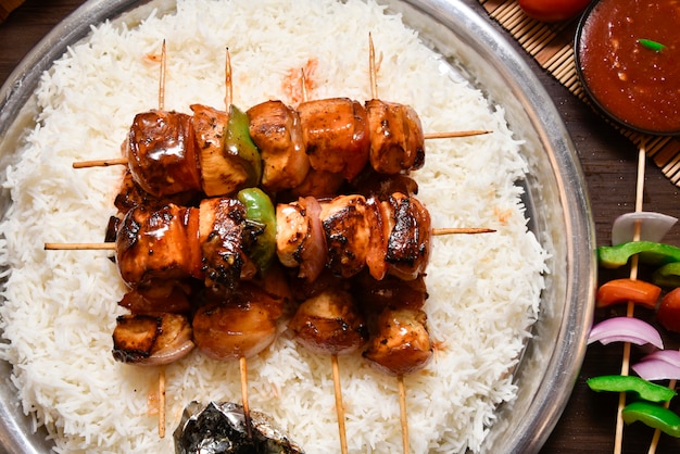 Palitos de pollo con arroz comida fotografía