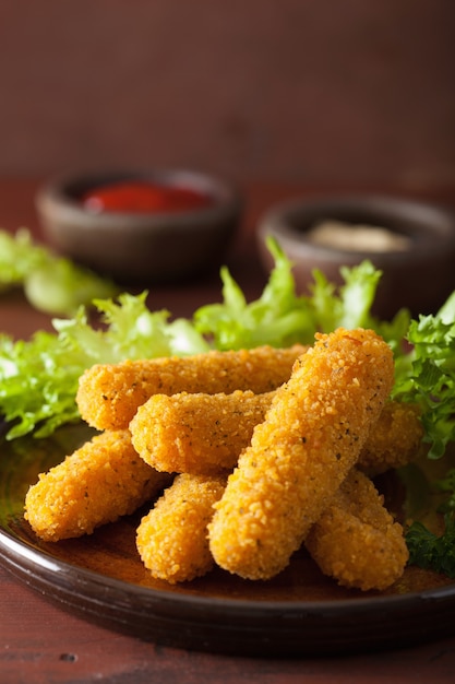 Palitos de queso mozzarella con salsa de tomate