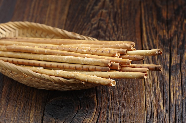 Palitos salgados em prato de vime