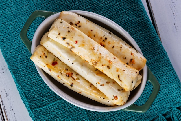 Palitos sazonados hechos de mozzarella de búfala