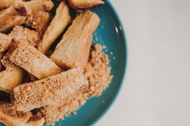 Foto palitos de tostada servida en plato de cerámica azul