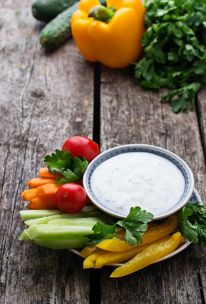 Palitos de verduras frescas y salsa de yogurt.