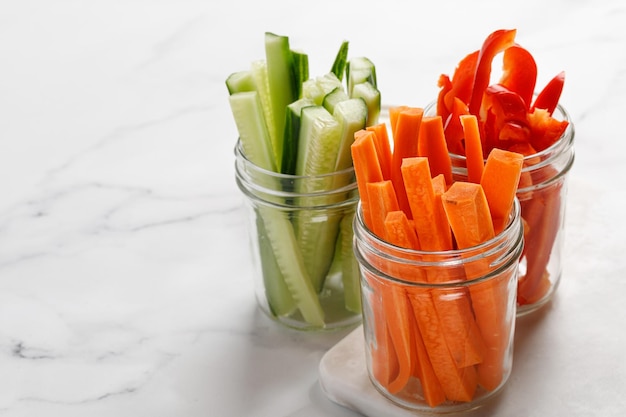 Palitos de verduras en tarros de cristal Zanahoria pepino pimiento dulce pimentón Comida sanaxA