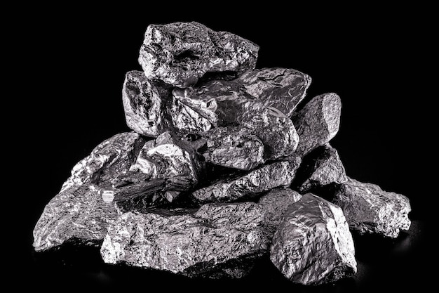 Palladium ist ein chemisches Element, das sich bei Raumtemperatur im festen Zustand zusammenzieht. Metall, das in der Industrie verwendet wird. Konzept der Mineralgewinnung.