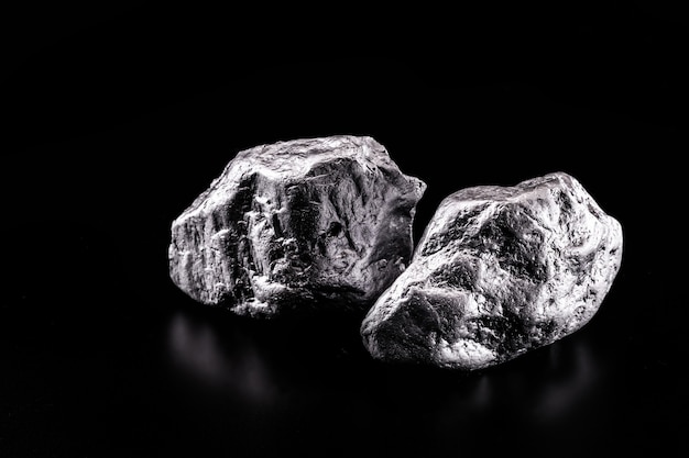 Palladium ist ein chemisches Element, das sich bei Raumtemperatur im festen Zustand zusammenzieht. Metall, das in der Industrie verwendet wird. Konzept der Mineralgewinnung.