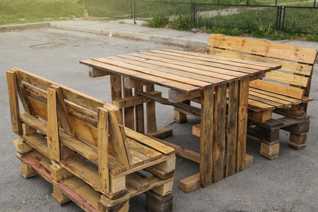 Pallet Mobiliário de Exterior Mesa e bancos de madeira rústica feitos com paletes