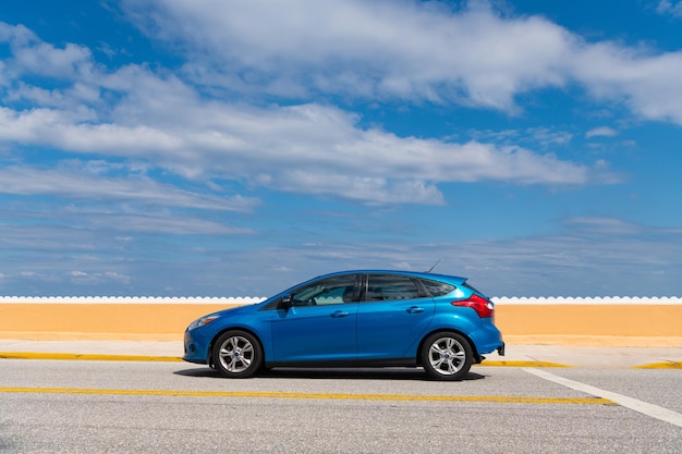 Foto palm beach florida eua 21 de março de 2021 carro ford na estrada em palm beach nos eua