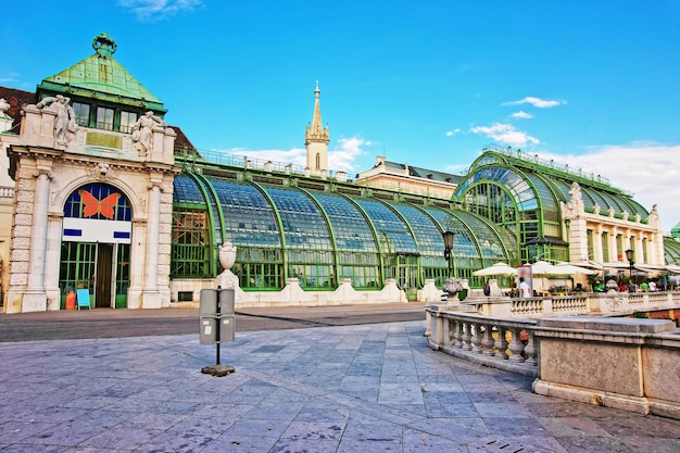 Palm house em Burggarten, em Viena, na Áustria. Pessoas no fundo.