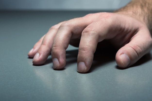 Foto palma humana en un primer plano de mesa gris