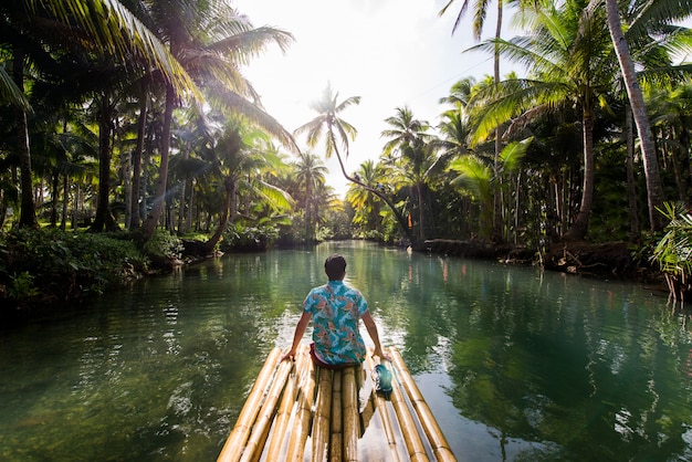 Palma inclinada en el río Maasin, Siargao