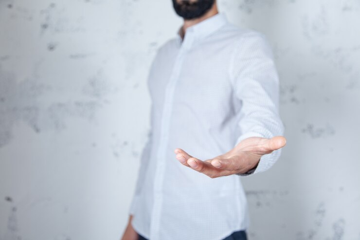 Foto palma vacía de hombre sobre fondo blanco abstrat