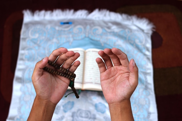 Foto palmas abiertas corazón abierto una oración musulmana en la mezquita durante el ramadán