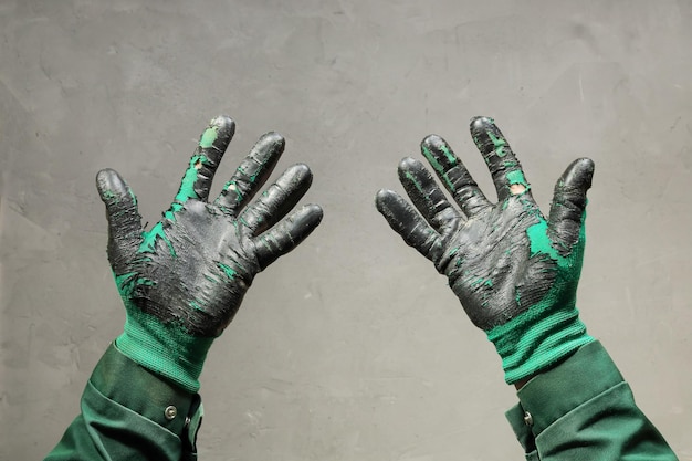 Palmas das mãos abertas em luvas de trabalhadores desgastadas proteção contra danos durante a operação