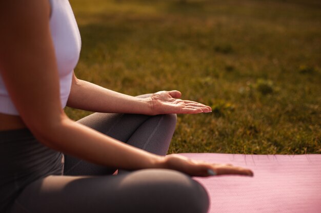 Palmas das mãos abertas macro mulher em pose de meditação, conceito de paz interior e saúde mental.