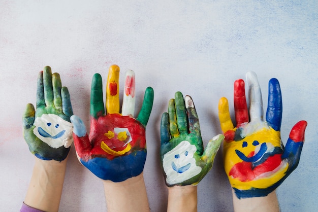 Foto palmas multicolores con caritas sonrientes pintadas.