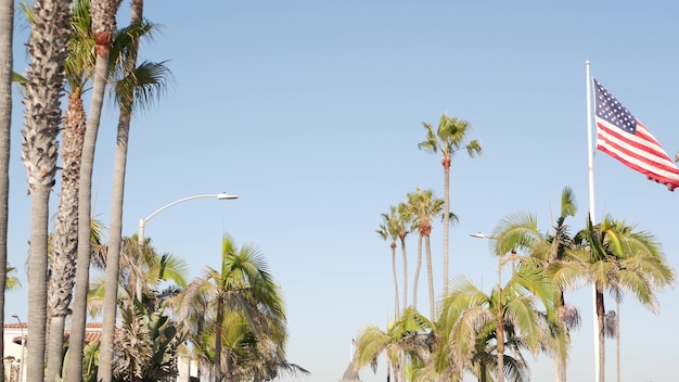 Palmen und amerikanische Flagge, Los Angeles, Kalifornien USA. Santa Monica und Venice Beach.