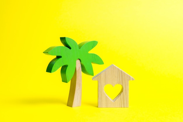 Palmera de madera y casa con corazones.