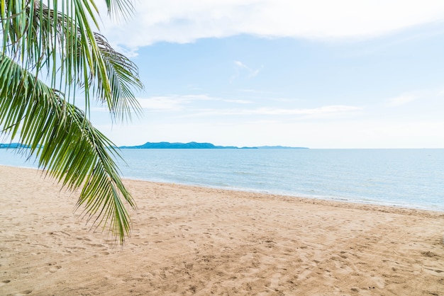 Palmera y playa tropical en Pattaya en Tailandia