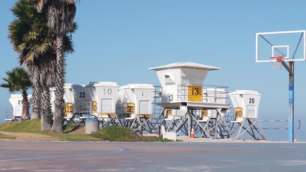 Palmeras y campo deportivo de baloncesto o cancha en la playa costa de california estados unidos