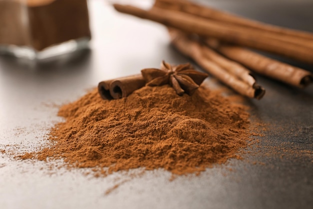 Palo de canela anís y polvo en la mesa