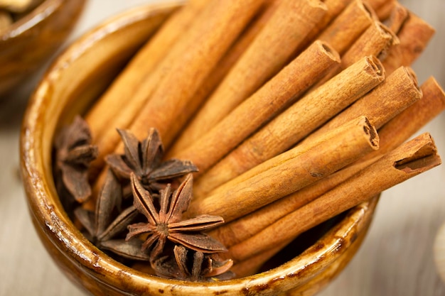 Palo de canela y fondo de anís estrellado