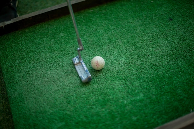 el palo se encuentra en el campo al lado del palo del agujero que se encuentra cerca de la pelota de golf deporte de golf verde t