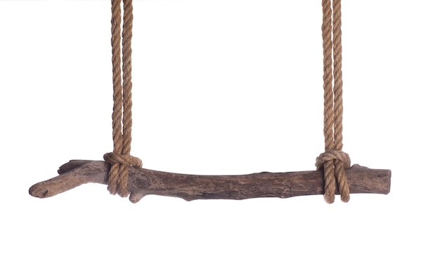 Palo de madera vieja colgar de una cuerda sobre fondo blanco aislado
