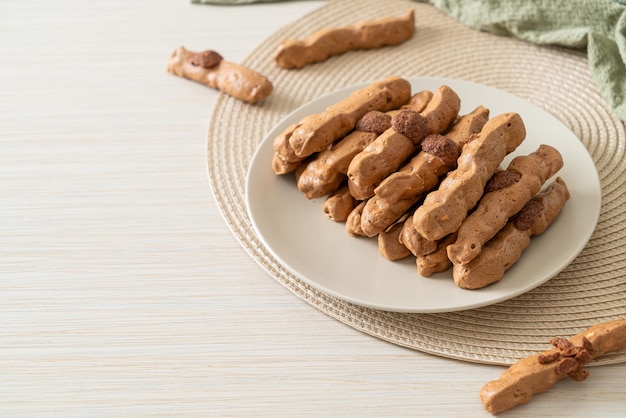 Palo de merengue de chocolate en un plato estilo francés de aperitivos y postres