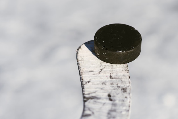 Palo de primer plano y disco en el fondo del hielo