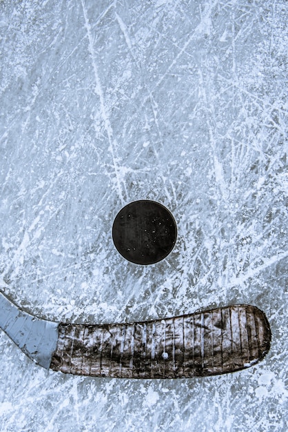 Palo de primer plano y disco en la superficie del hielo