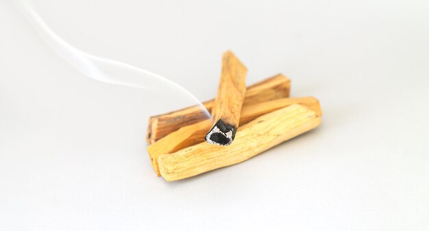 Palo santo ou conjunto de bastão de árvore sagrada sagrada, queimando com a fumaça do aroma. meditação, práticas espirituais, conceito de energia limpa